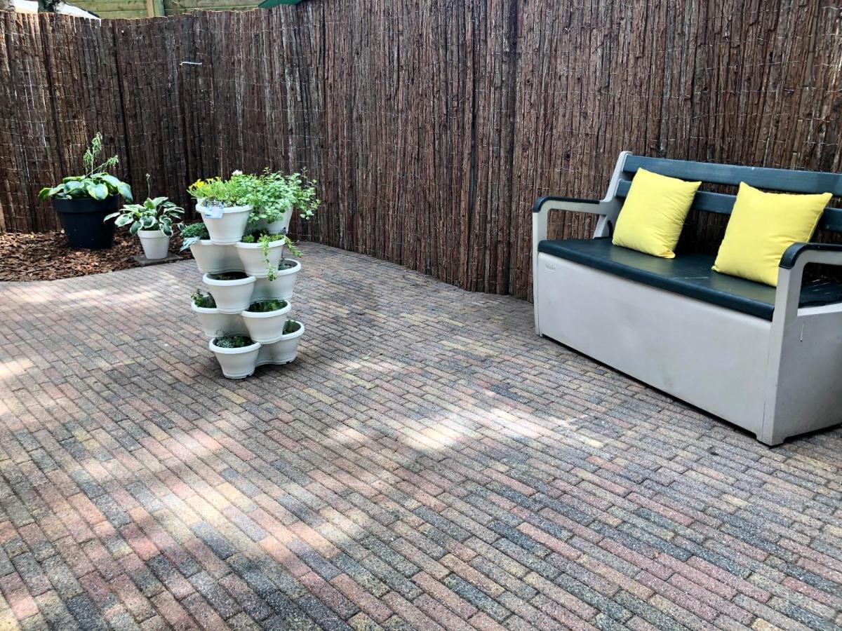 Retro Relax Resort midden in het bos op de Veluwe in Putten Buitenkant foto