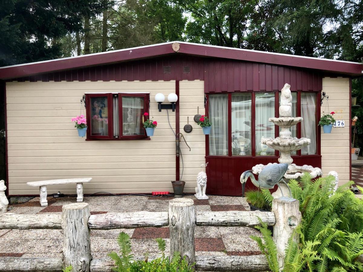 Retro Relax Resort midden in het bos op de Veluwe in Putten Buitenkant foto