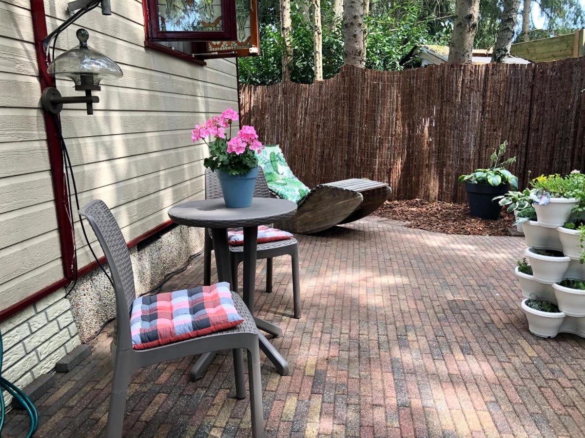 Retro Relax Resort midden in het bos op de Veluwe in Putten Buitenkant foto